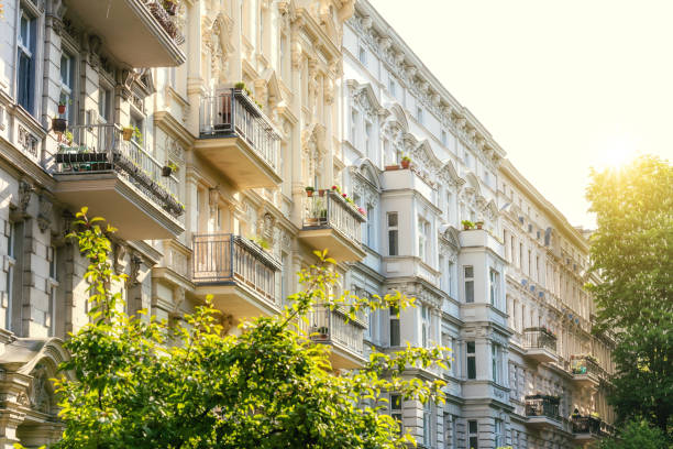 apartments in berlin kreuzberg - sunny apartment window sky imagens e fotografias de stock