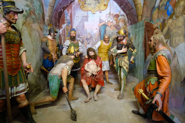 representación de la escena bíblica de varallo jesucristo coronado de espinas, azotes de la flagelación - flagellation fotografías e imágenes de stock