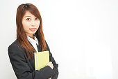 frau-mit-einem-buch.jpg?b=1&s=170x170&k=20&c=o3kHhHDcrtQmFAsNTEfGjjuW0iTgYmDlC4BvUlNEl-w=