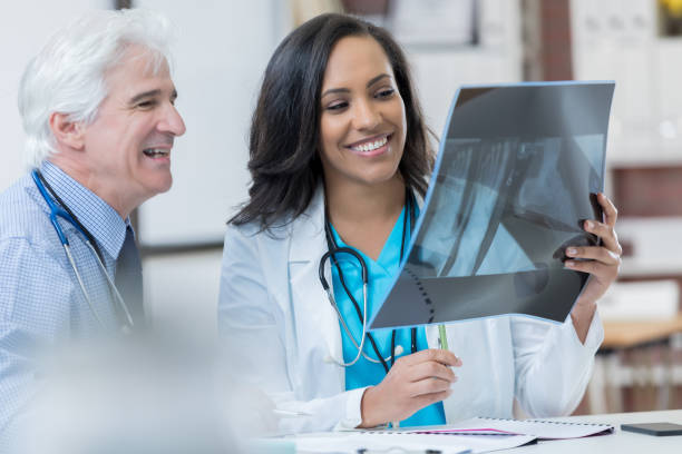 médicos diversos confiantes rever o raio-x do paciente - podiatrist podiatry orthopedic surgeon human foot - fotografias e filmes do acervo