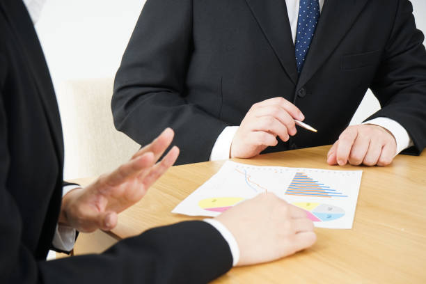 istock Men and women to have a conversation while viewing documents 688295316