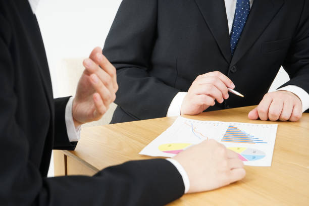 istock Men and women to have a conversation while viewing documents 688295318