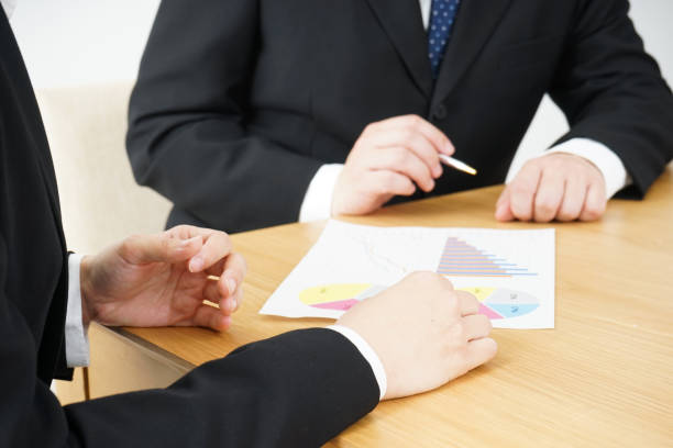 istock Men and women to have a conversation while viewing documents 688295330