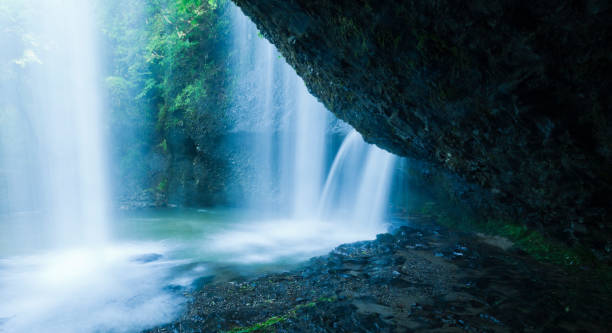 wasserfälle hinter der klippe - spring waterfall japan landscape stock-fotos und bilder