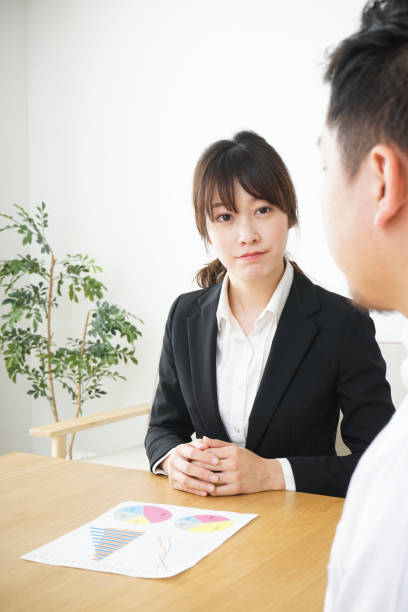 istock Men and women to have a conversation while viewing documents 688298544