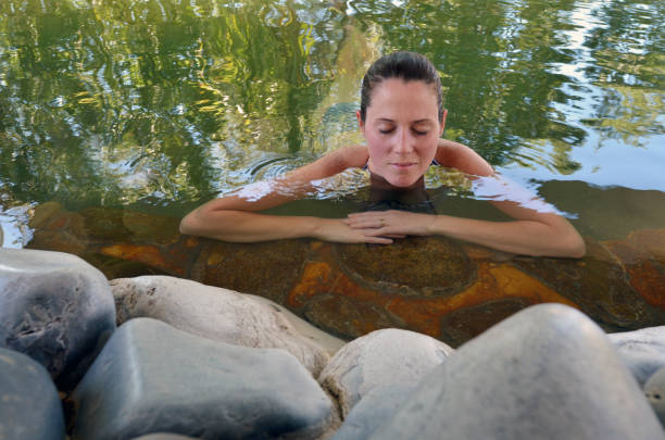 młoda kobieta mająca spa - natural pool zdjęcia i obrazy z banku zdjęć