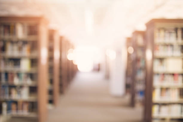 una imagen desenfocada de una biblioteca moderna - school library fotografías e imágenes de stock