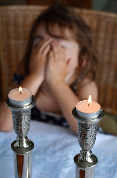 de shabbat eve - hanukkah menorah human hand lighting equipment - fotografias e filmes do acervo