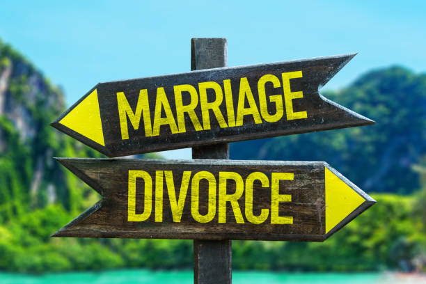 istock Marriage - Divorce signpost 688306884