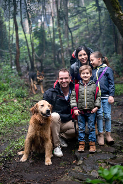 야외에서 하이킹 하는 행복 한 가족의 초상화 - hiking family looking at camera daughter 뉴스 사진 이미지