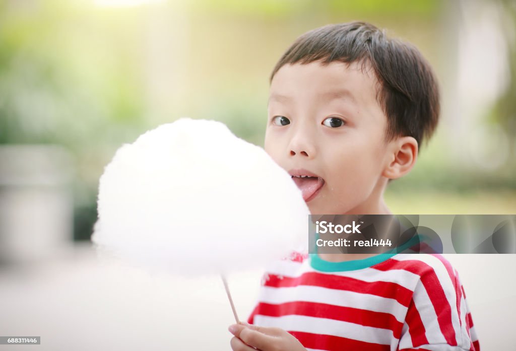 Candyfloss 또는 솜 사탕을 먹는 아이 솜사탕에 대한 스톡 사진 및 기타 이미지 - 솜사탕, 끈적거리는, 먹기 - iStock