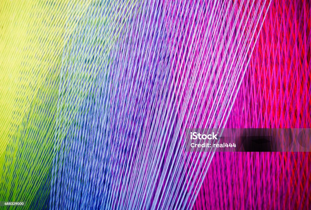 Bunte Fäden auf einem Webstuhl - Lizenzfrei Textilien Stock-Foto