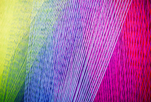 Hebras de hilo colorido en un telar photo