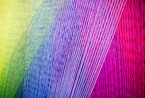 hebras de hilo colorido en un telar - weaving machine fotografías e imágenes de stock