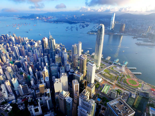 flygfoto över hong kong city och victoria harbour - victoriahamnen bildbanksfoton och bilder