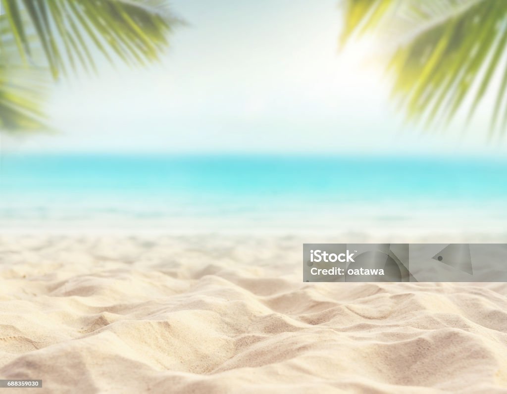 sable avec fond de ciel de mer floue, jour d’été - Photo de Plage libre de droits