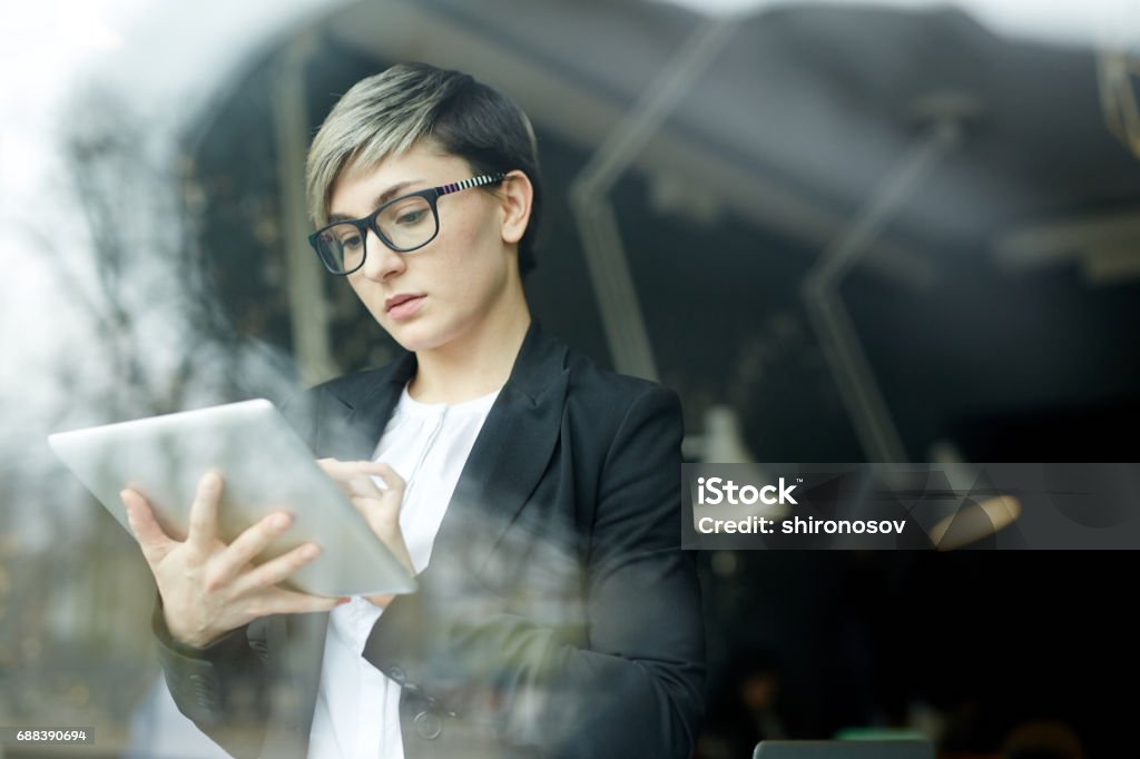 Femme d'affaires moderne travaillant avec l'appareil de tablette - Photo de Génération Z libre de droits