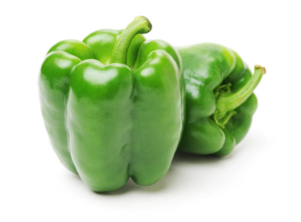 grüner paprika isoliert auf einem weißen hintergrund - green bell pepper stock-fotos und bilder