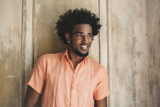 afro-del caribe cubano guapo apoyado en la pared de madera - earring human face brown hair black hair fotografías e imágenes de stock