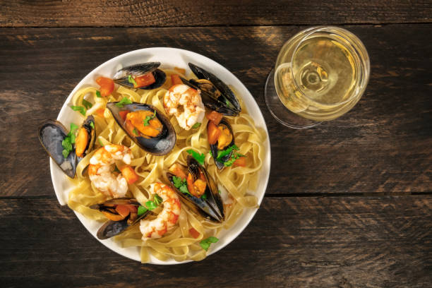 istock Seafood pasta with mussels, shrimps, and white wine 688404362