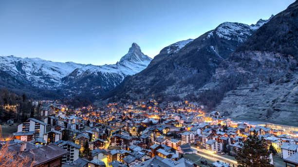 vue zermatt matterhorn - ski resort winter snow night photos et images de collection