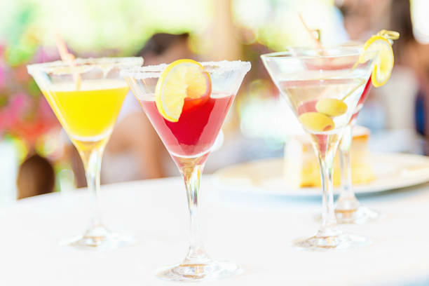 여름 파티 cockails 혼합 음료 - martini royale 뉴스 사진 이미지