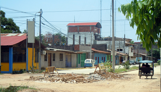 Touk touk dans rue centre ville Puerto Maldonado, Perou . Touk touk in town  center of Puerto Maldonado, Peru