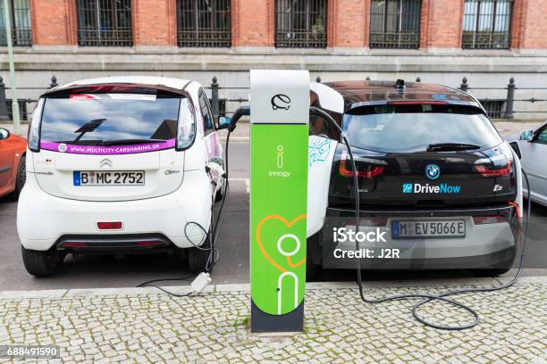 Elektroautos Aufladen Der Akkus In Berlin Deutschland Stockfoto und mehr Bilder von Parkplatz