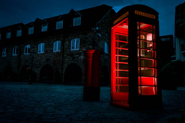 klimatyczny obraz budki telefonicznej lub budki telefonicznej w nocy w londynie - capital cities pay phone city cityscape zdjęcia i obrazy z banku zdjęć