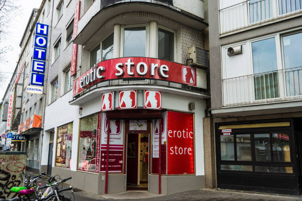 эротический магазин в дюссельдорфе, германия - pornography stripper neon light adult стоковые фото и изображения