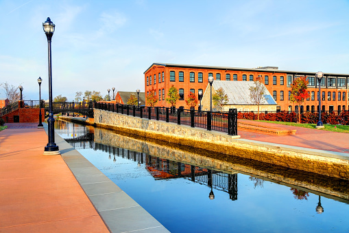 Canal en el centro de Frederick, Maryland photo