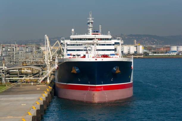 navire-citerne pour produits chimiques au cours de l’opération dans le port de chargement - Photo