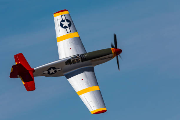 p51b mustang (amerykański samolot myśliwski z ii wojny światowej) w pięknym świetle - rancho zdjęcia i obrazy z banku zdjęć