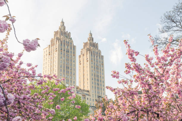 봄 꽃과 뉴욕의 랜드마크 아트 데코 건축물 - upper west side manhattan 뉴스 사진 이미지