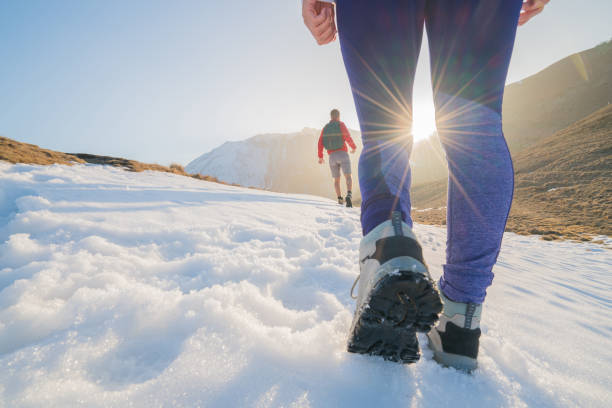 dos excursionistas en la ruta de montaña cubierto de nieve - switzerland hiking boot outdoor pursuit recreational pursuit fotografías e imágenes de stock