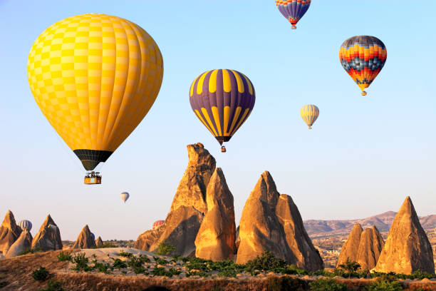 hot air balloons in cappadocia - cappadocia hot air balloon turkey basket imagens e fotografias de stock