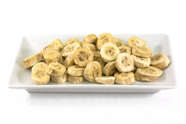 congelez le processus sec des bananes sur le plat blanc. isolé sur le fond blanc - dried fruit variation healthy eating snack photos et images de collection