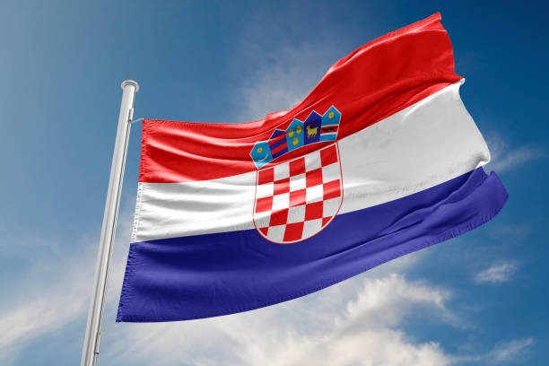 bandera de croacia está agitando contra el cielo azul - croatian flag fotografías e imágenes de stock