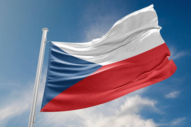tschechien flagge ist winken gegen blauen himmel - tschechische flagge stock-fotos und bilder