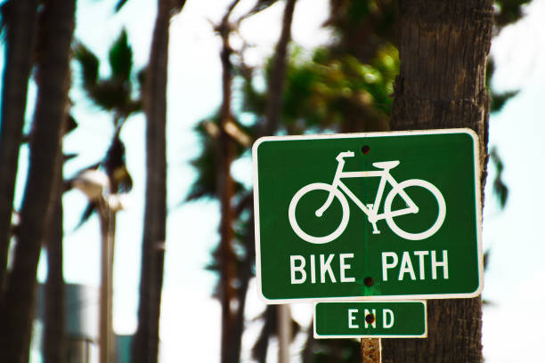 símbolo de pista de bicicleta verde na via pública - bicycle sign symbol bicycle lane - fotografias e filmes do acervo