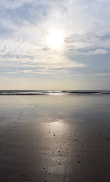 пляж с сияющим солнцем - cymry стоковые фото и изображения