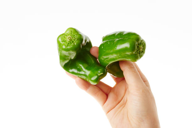 Green pepper that has in hand Green pepper that has in hand 手 stock pictures, royalty-free photos & images
