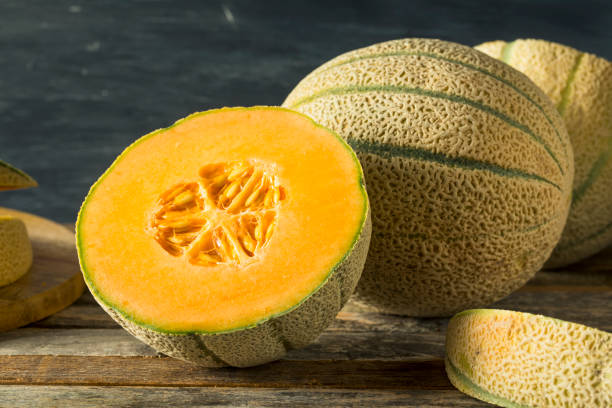 melón melón toscano orgánico crudo melón - cantaloupe fotografías e imágenes de stock