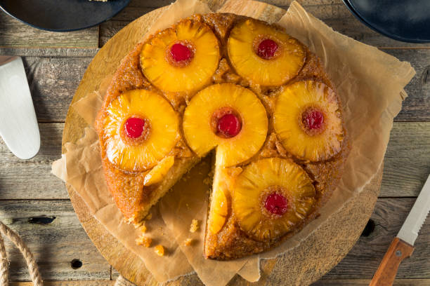 sweet homemade pineapple upside down cake - fruitcake cake fruit dessert imagens e fotografias de stock