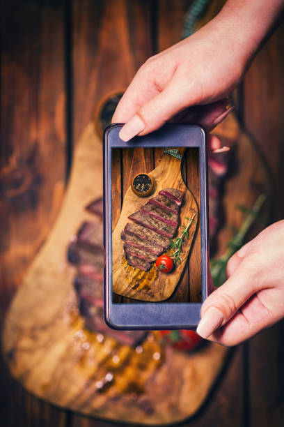 taking photo of spicy beef steak - steak plate gourmet beef imagens e fotografias de stock