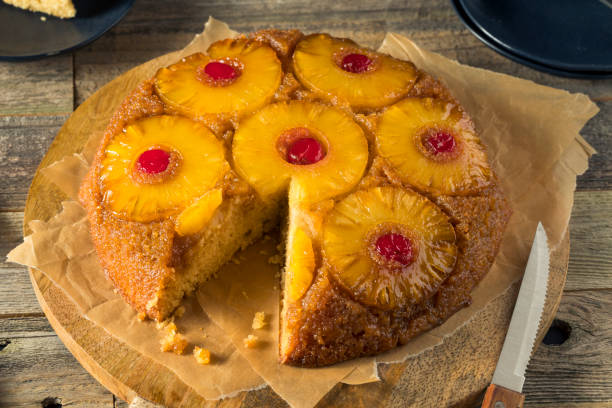 sweet homemade pineapple upside down cake - fruitcake cake fruit dessert imagens e fotografias de stock