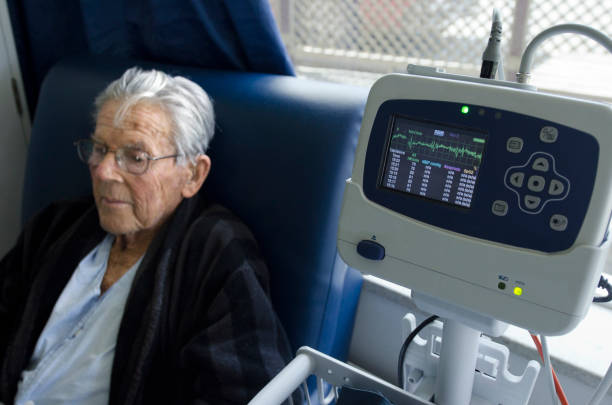 herzfrequenz-messgerät - human heart surveillance computer monitor pulse trace stock-fotos und bilder