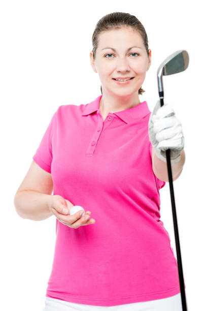 golfista mujer sosteniendo un palo y una bola sobre un fondo blanco - golf women pink ball fotografías e imágenes de stock