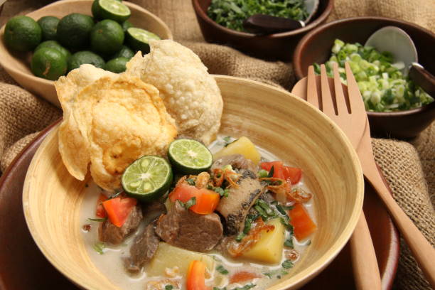 soto betawi, la carne tradicional en la sopa de leche de coco de yakarta - coconut milk soup fotografías e imágenes de stock