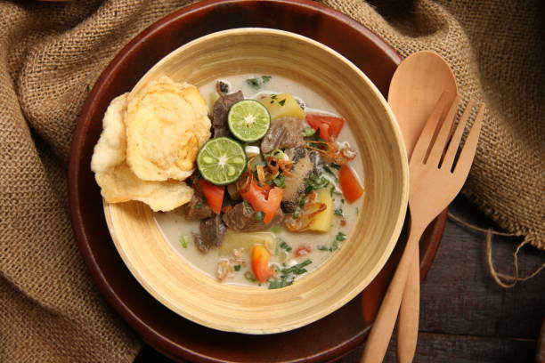 soto betawi, la tradicional carne de vaca en leche de coco sopa de yakarta - coconut milk soup fotografías e imágenes de stock